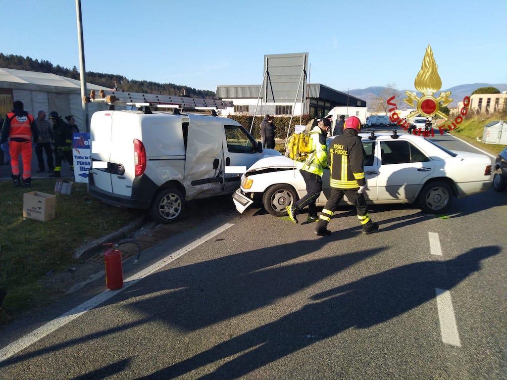 Scontro auto-furgone a Bibbiena. Mezzo a metano messo in sicurezza dai vigili del fuoco