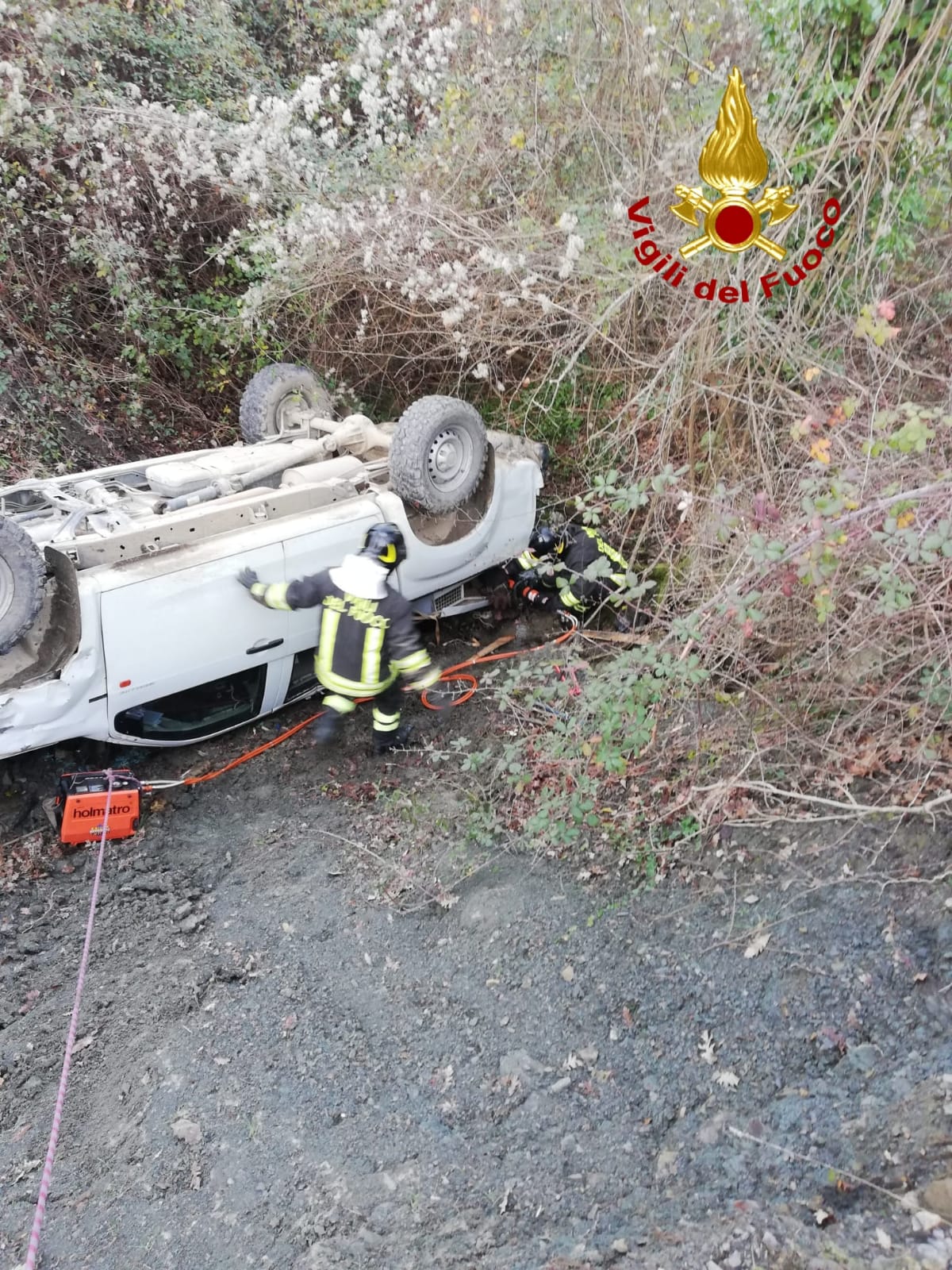 Jeep si ribalta, cane bloccato nell’abitacolo. Salvato dai vigili del fuoco