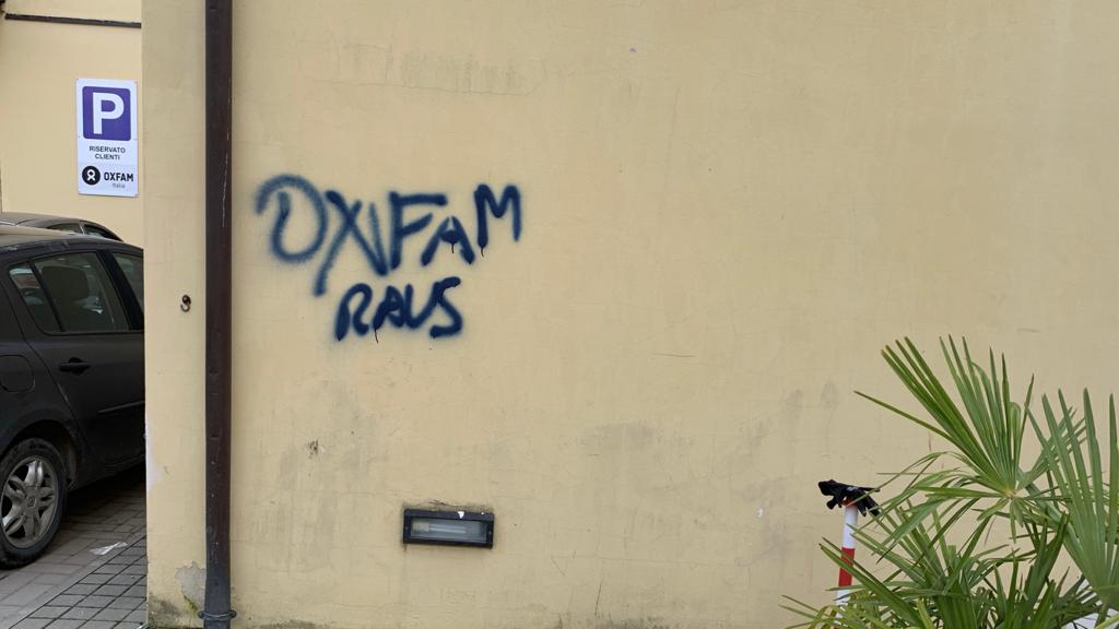 Ancora tensione in via Piave: “un altro atto intimidatorio, comparsa la scritta ‘Oxfam raus’ fuori dalla sede”