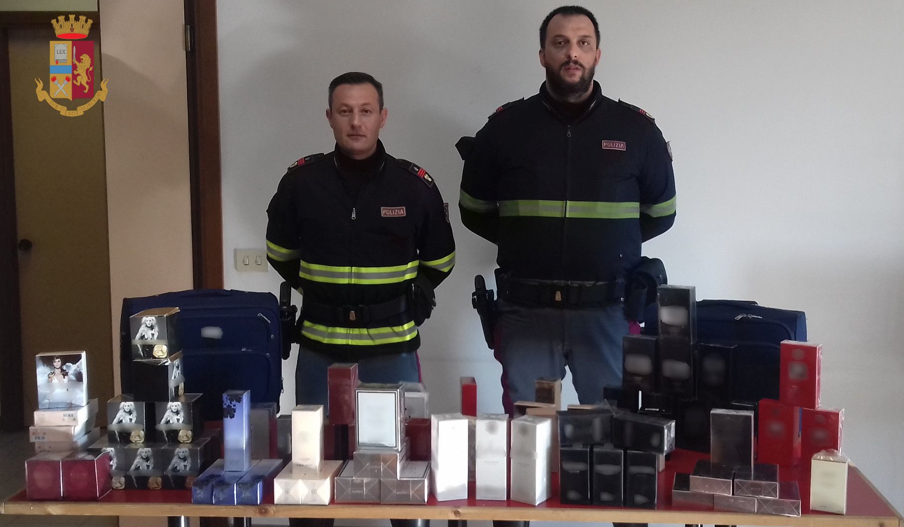 Beccati in A1 con 76 flaconi di profumi falsi