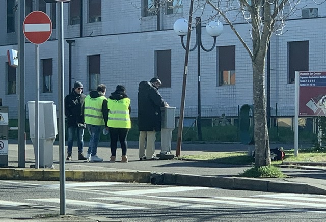“Vendono mascherine fuori dall’ospedale”, l’allarme di alcuni cittadini. Ma erano solo kit da Ps per beneficenza