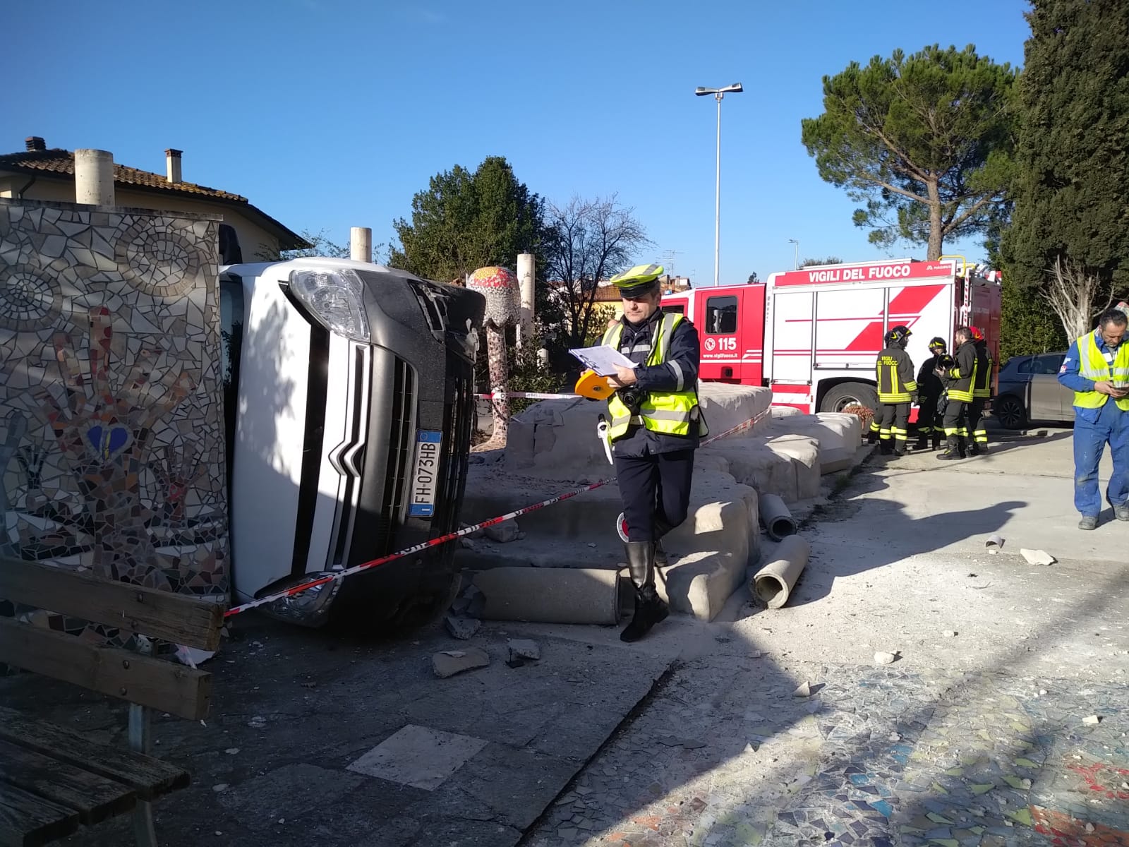 Furgone si ribalta davanti alla chiesa di Indicatore. Danni al mosaico