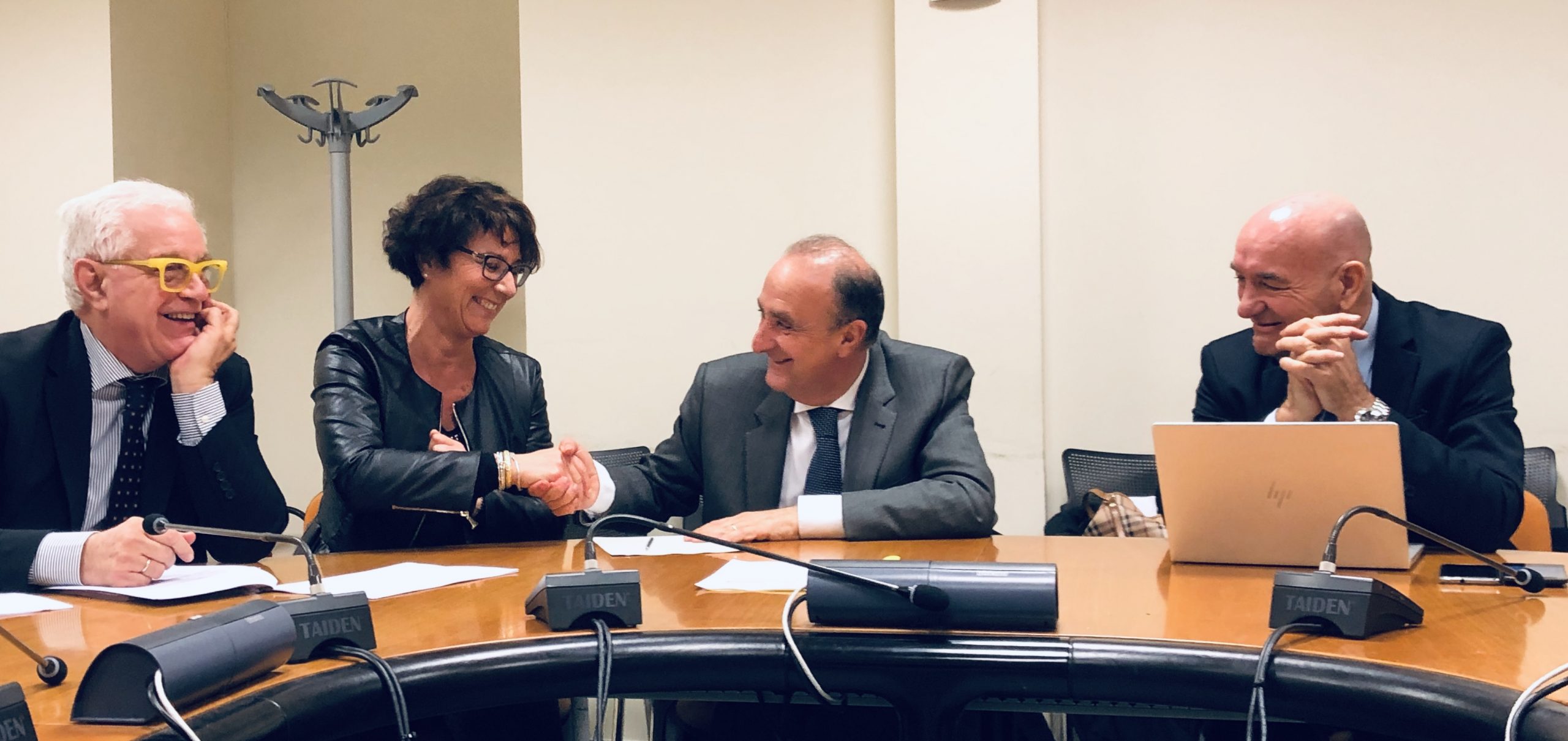 Distribuzione dei beni farmaceutici. Siglato il nuovo accordo tra la AUSL Toscana sud est e le farmacie pubbliche e private