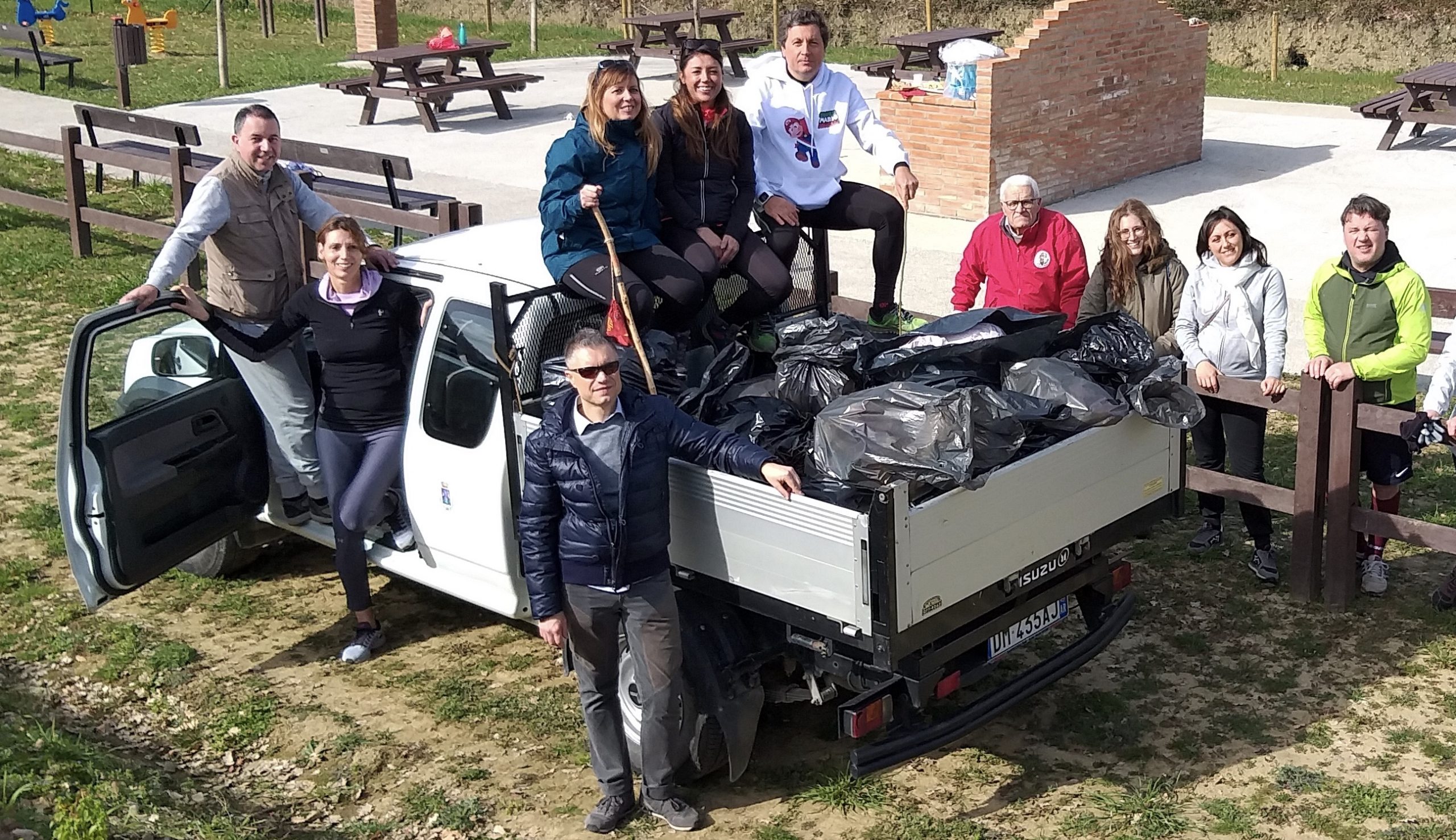 Castiglion Fiorentino: “Camminata Ecologica” per la Valle, raccolti 10 sacchi di rifiuti