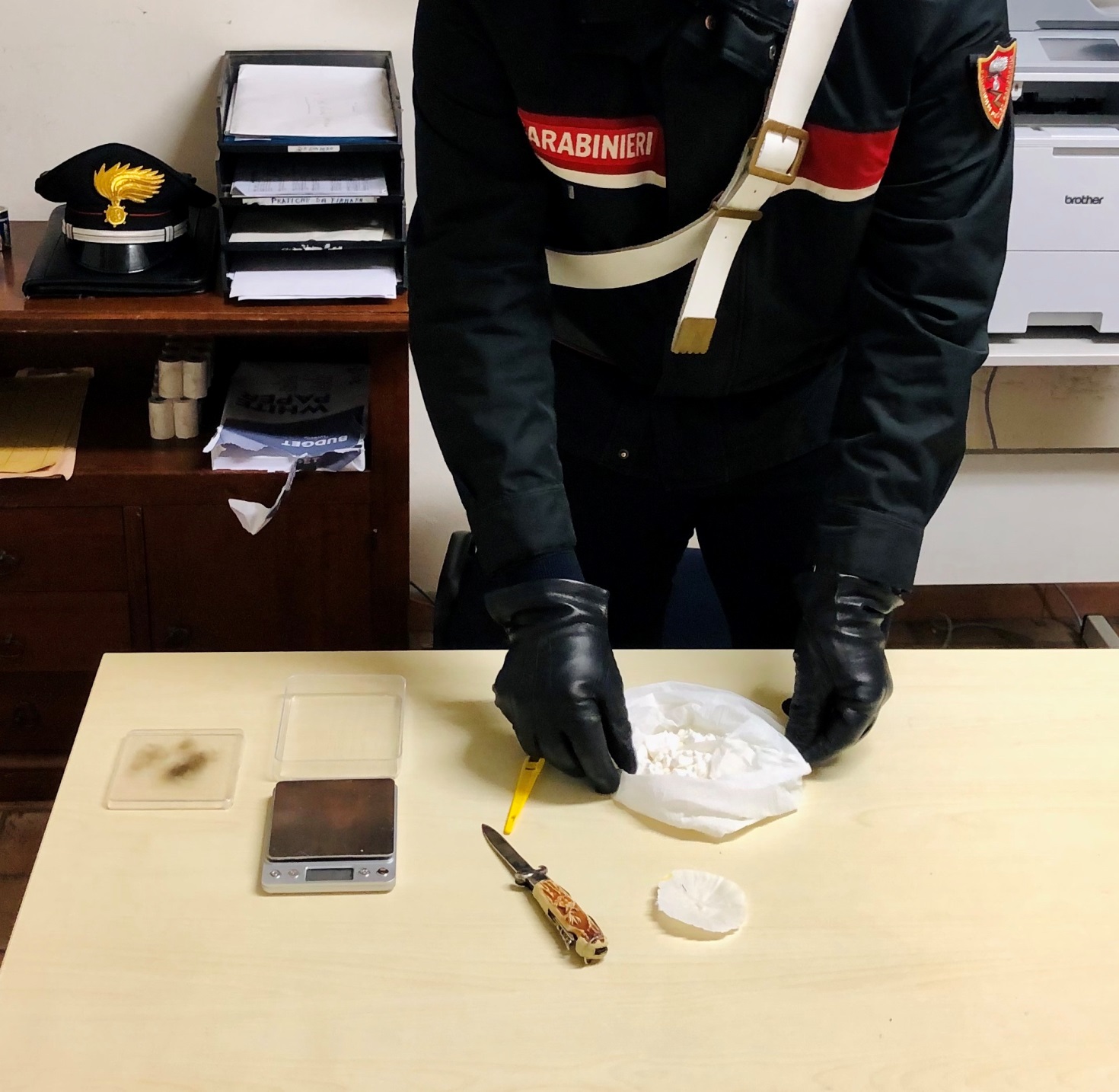 In auto con la cocaina nascosta tra i vestiti, un arresto e una denuncia