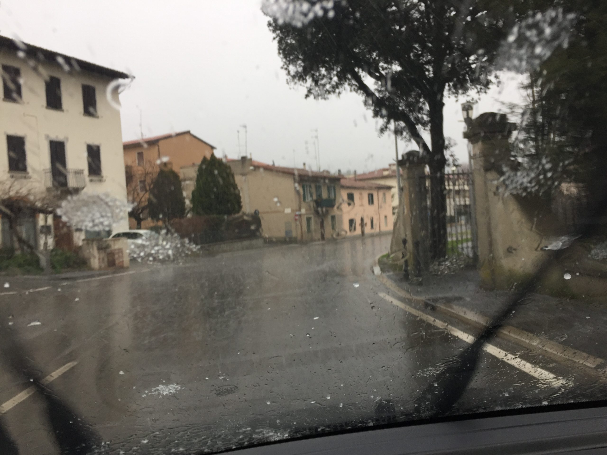 Forte grandinata sulla città, temperature giù