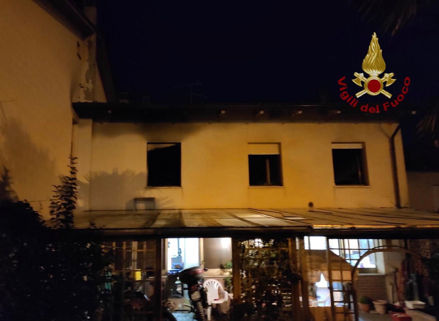 Incendio in abitazione, le fiamme dalla camera. Nessun ferito, salvato gattino