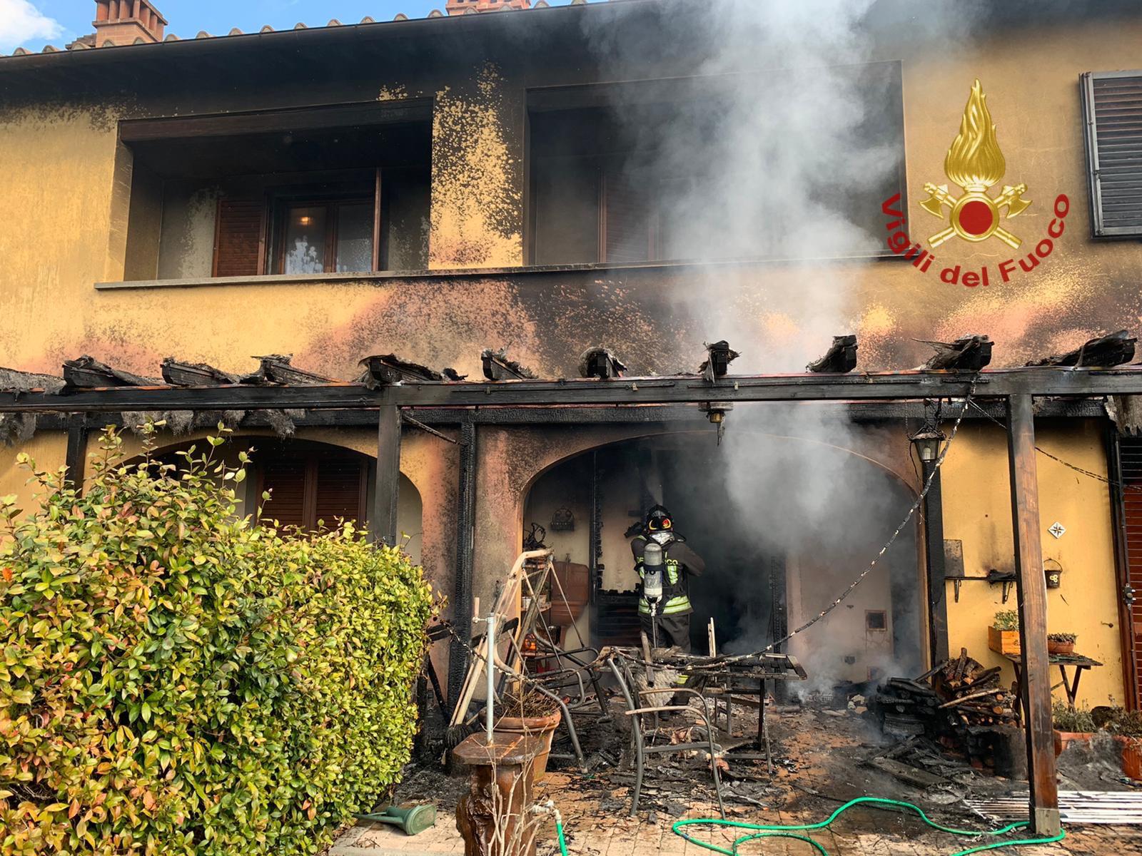 Abitazione in fiamme a Loro Ciuffenna. Nessun ferito. A fuoco tettoia e cucina