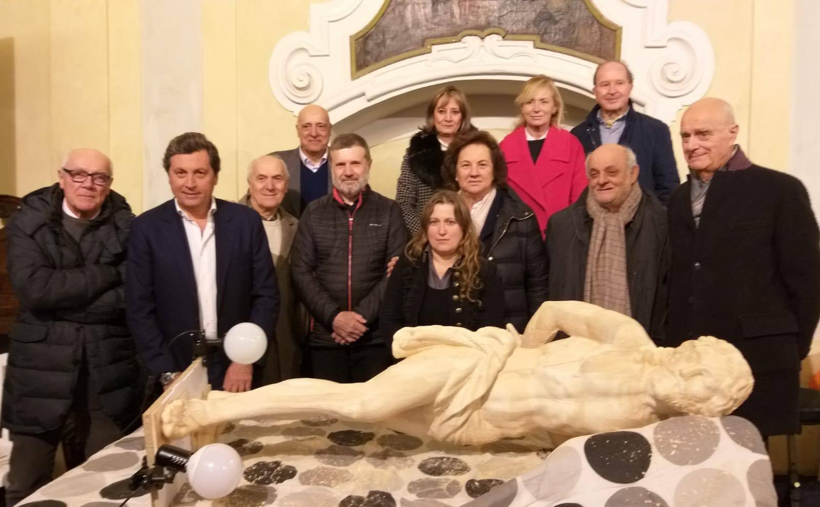 Castiglion Fiorentino, scultori in azione per rifinire la statua lignea prima del suo “viaggio” in Polonia