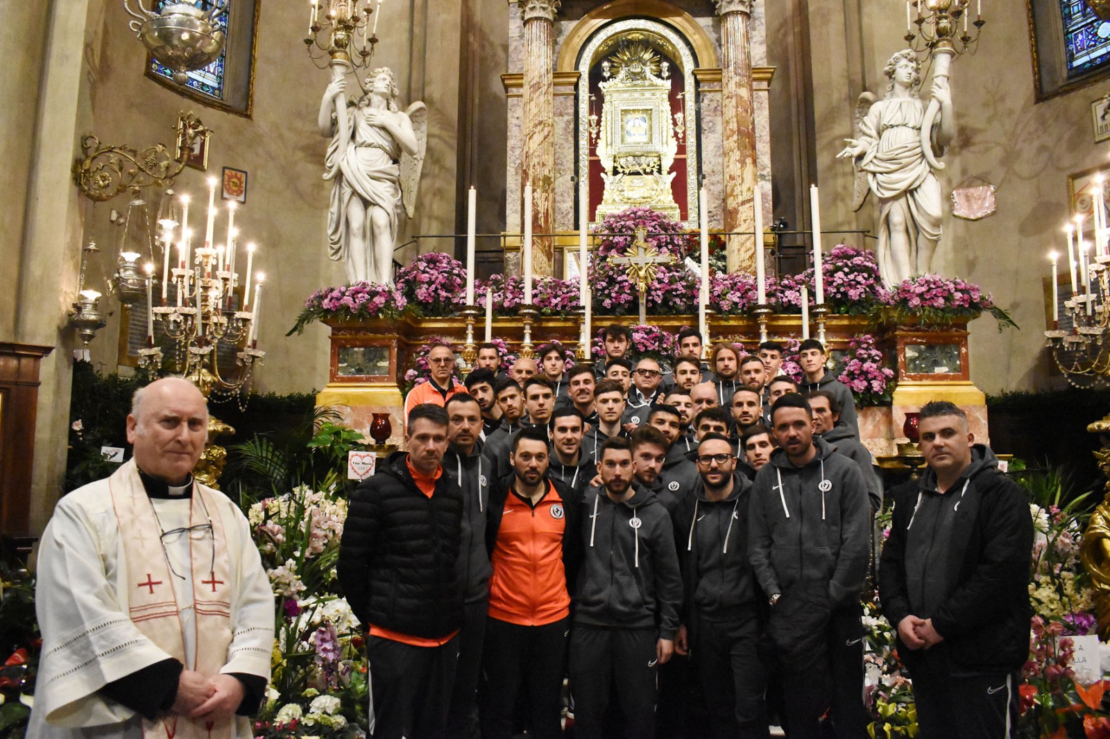 L’Arezzo in visita alla Madonna del Conforto. In dono venti rose rosse e il gagliardetto
