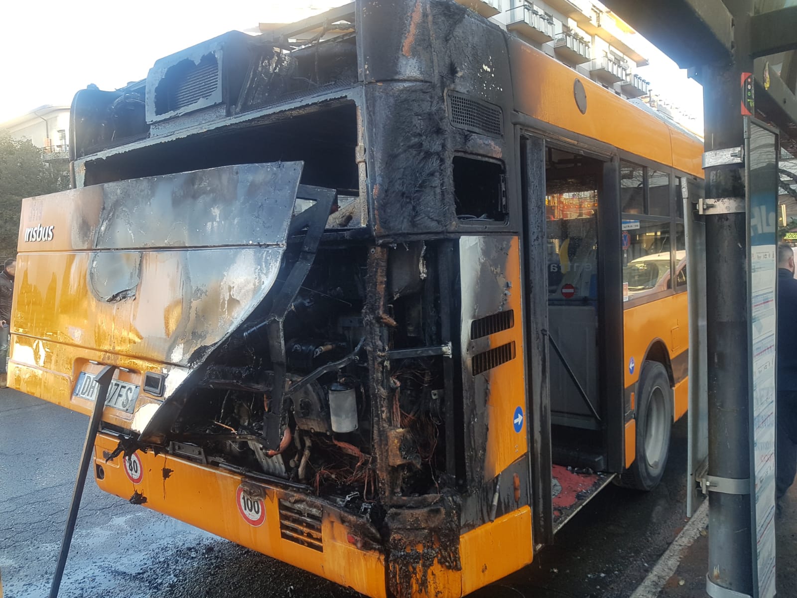 Bus in fiamme, Tiemme: “il mezzo ha 14 anni, revisionato e manutenuto. Grazie alla prontezza dell’autista. Un corto circuito all’origine del rogo”