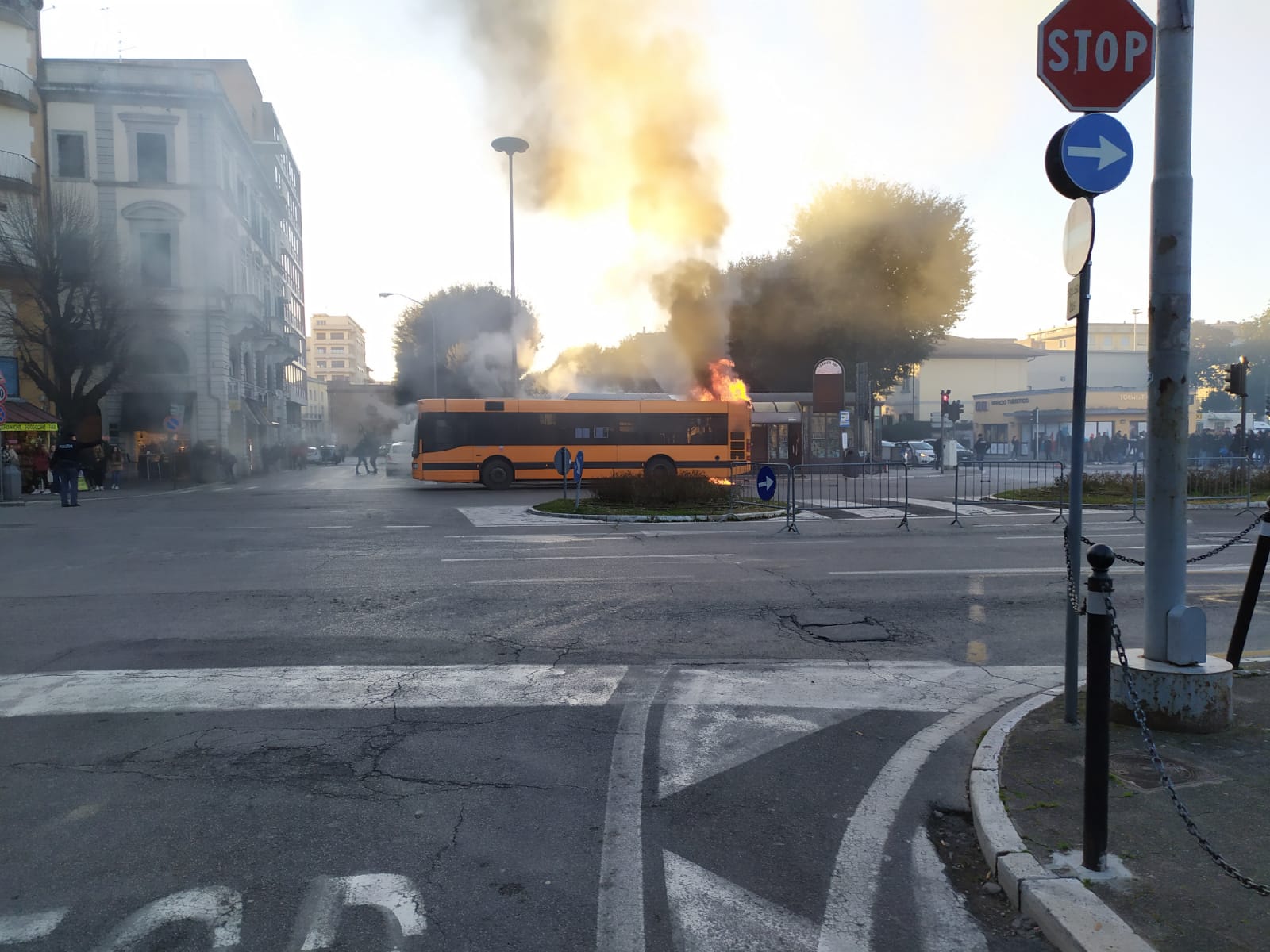 Paura in centro, autobus in fiamme. Nessun ferito. Erano appena scesi i ragazzi delle scuole. Polverone politico sulla sicurezza