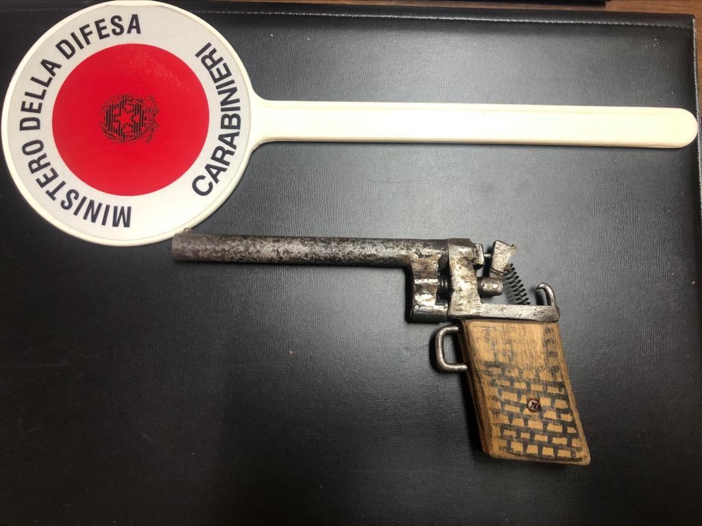Costruisce una pistola da solo ma si spara a una gamba, 72enne denunciato
