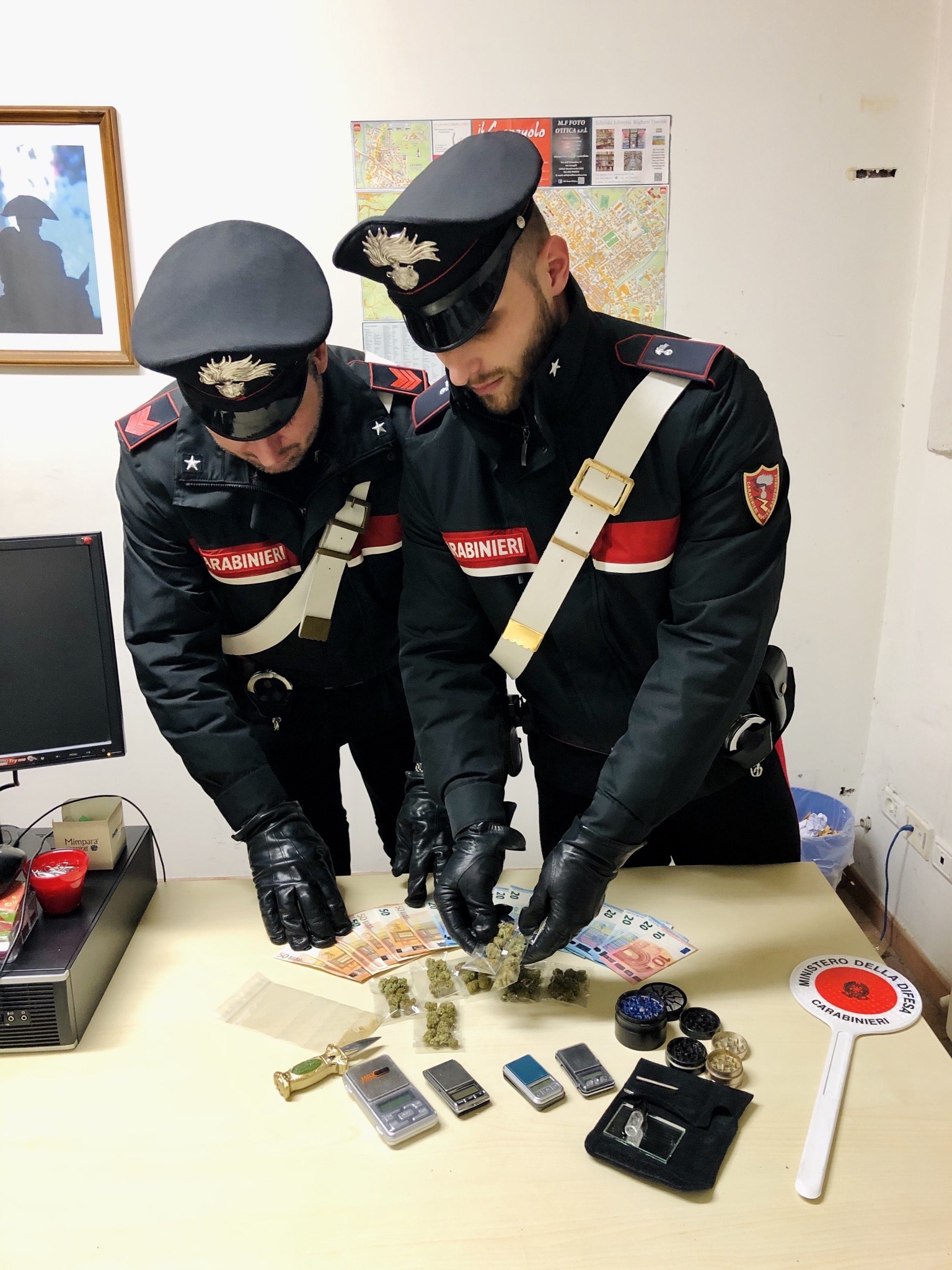 Droga e bilancini per il confezionamento delle dosi in casa, due giovani nei guai