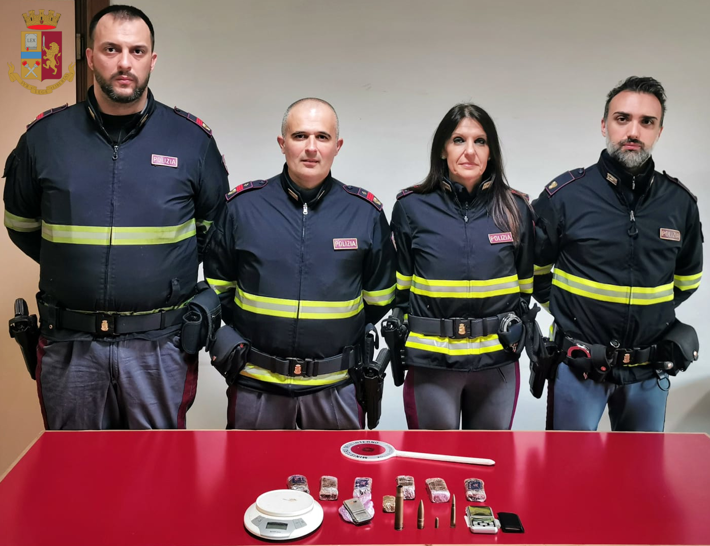 Agente a passeggio con il cane vede 3 persone scambiarsi qualcosa. Li segnala alla Polizia che li blocca in A/1. Sequestrati 700 grammi di droga