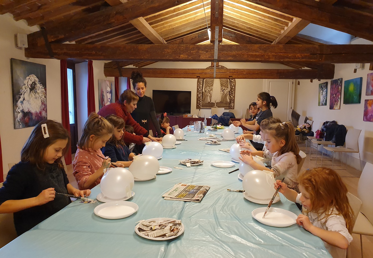 Domenica il secondo laboratorio dedicato al Carnevale in Fraternita. I bimbi decorano le maschere in cartapesta