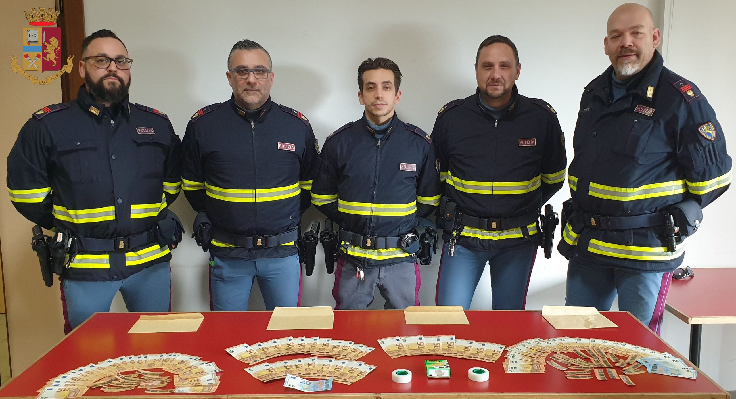 In A1 con 47 banconote false: arrestati dalla Polstrada