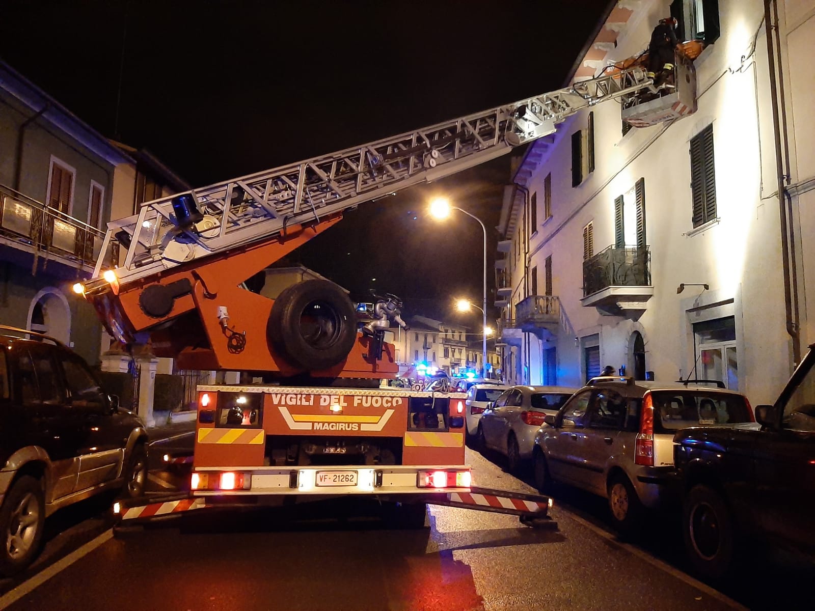 Soccorso a persona all’alba, uomo fatto uscire dalla finestra dai vigili e affidato ai sanitari