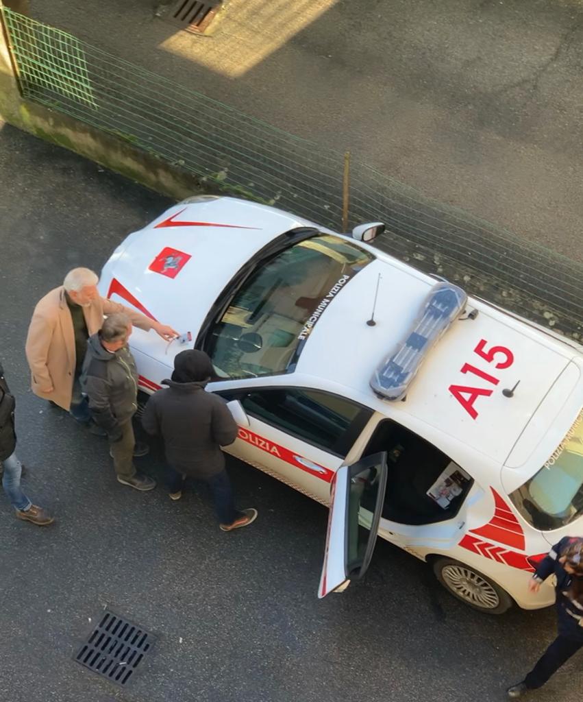 Via Filzi, intervento della Polizia Locale per la messa in sicurezza