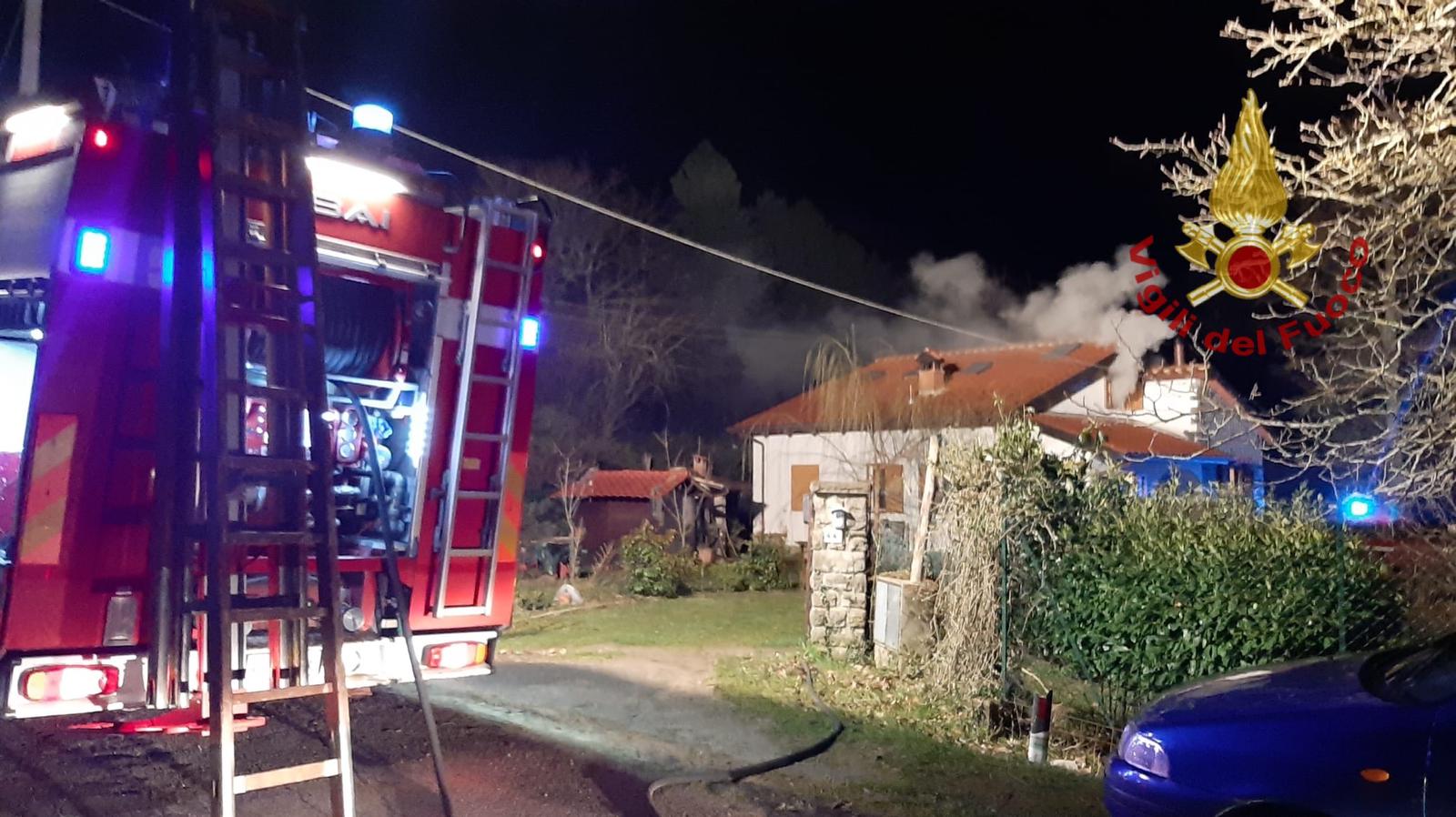 Incendio in una mansarda, lievemente ferito il proprietario dell’abitazione