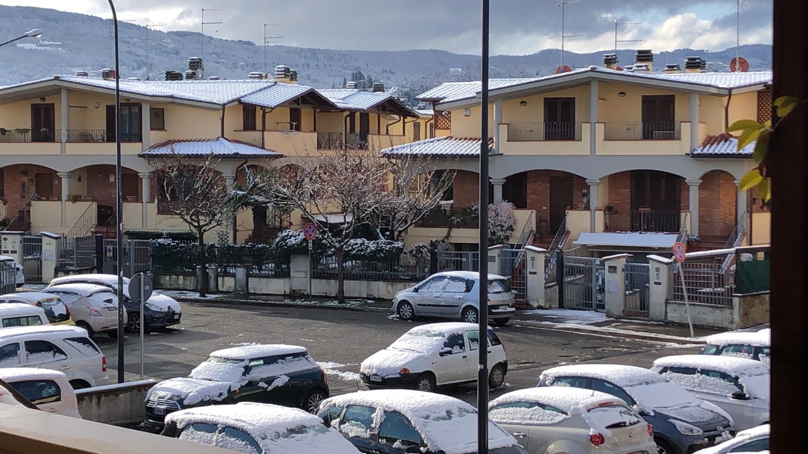 Arezzo si è svegliata sotto una spolverata di neve