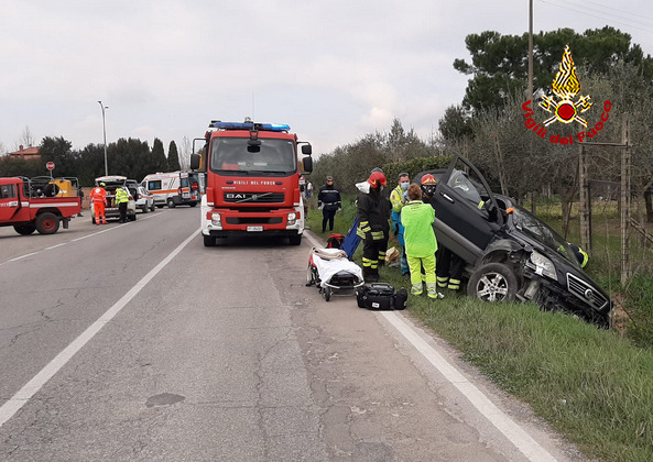 Scontro tra due auto, un ferito estratto dall’abitacolo dai vigili del fuoco