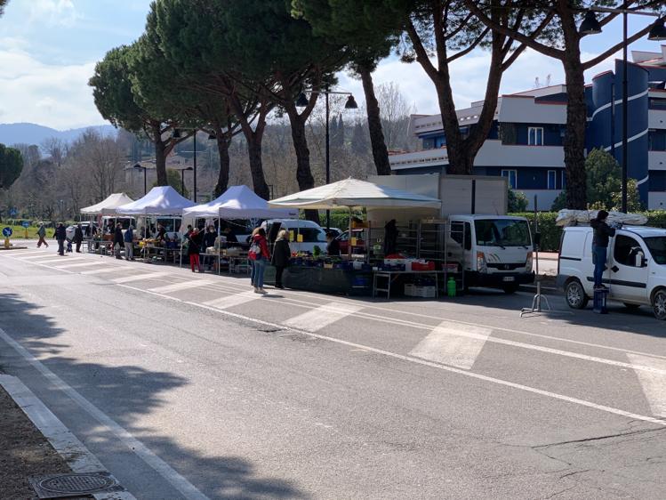 Mercato del Giotto con i soli banchi alimentari. “Aretini rispettosi delle regole”. Nessun intervento della Municipale VIDEO