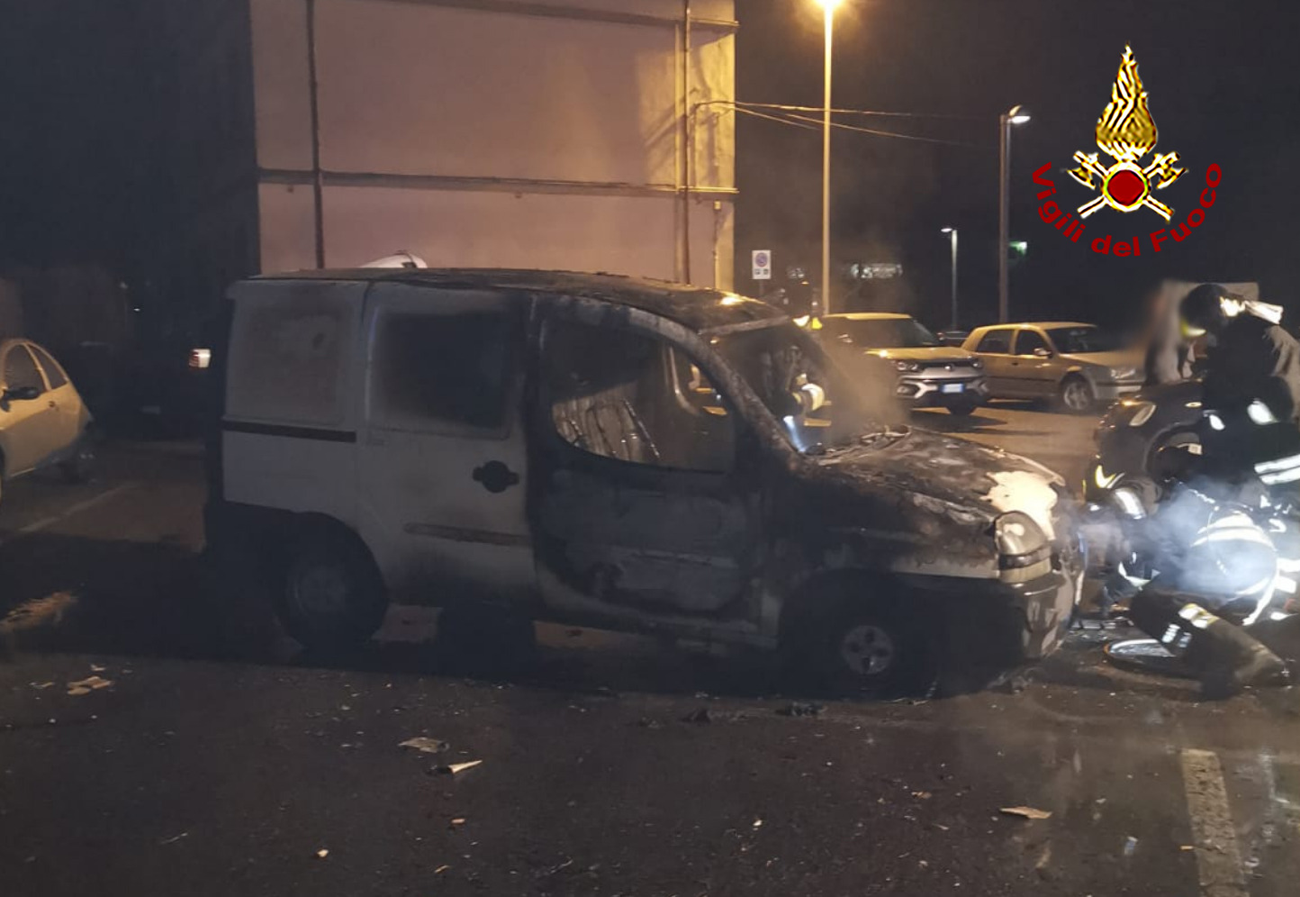 Furgone in fiamme, nessun ferito