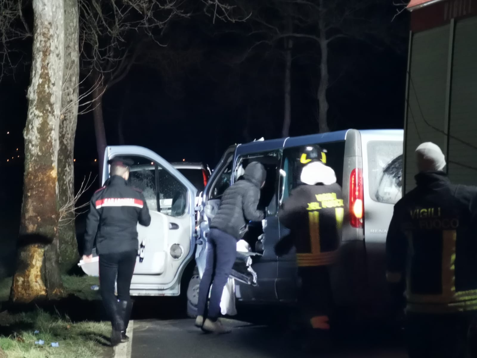 Pulmino fuori strada. Tre le vittime nel terribile schianto. Conducente indagata per omicidio colposo plurimo