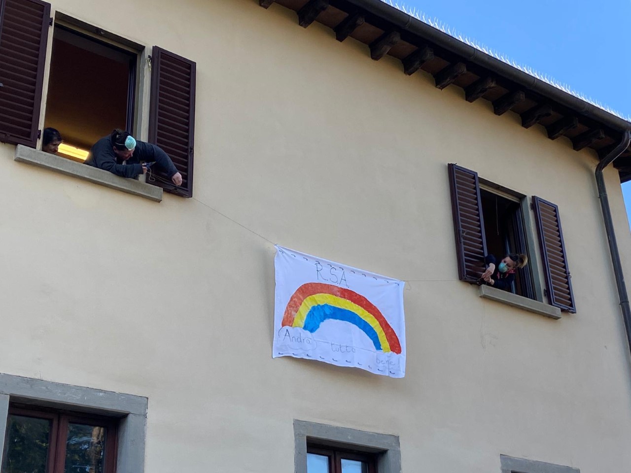 L’arcobaleno visibile dalla Rsa Martini Santa Croce Anghiari: dagli anziani un messaggio di coraggio