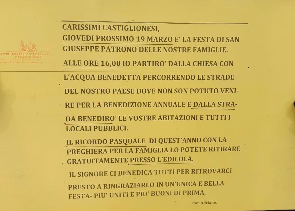 Benedizione delle case stoppata dal Coronavirus. Per San Giuseppe il parroco dà l’acqua santa alle abitazioni dalla strada