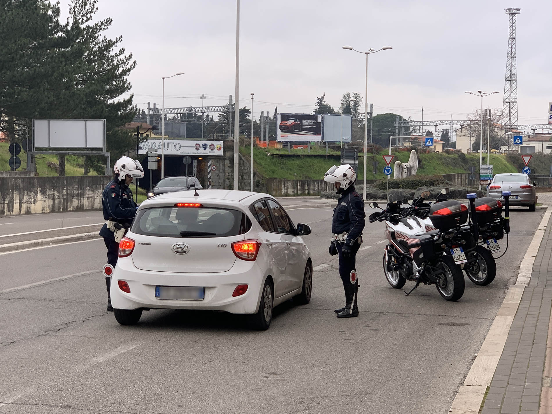 Controlli della Polizia Municipale su un autolavaggio nel quartiere di Saione