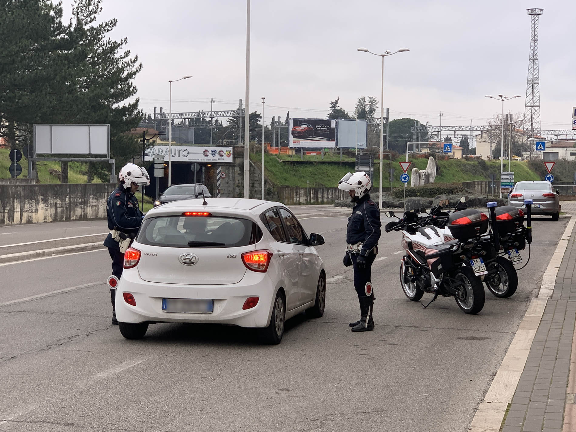 Saracinesche abbassate, strade vuote, controlli stringenti