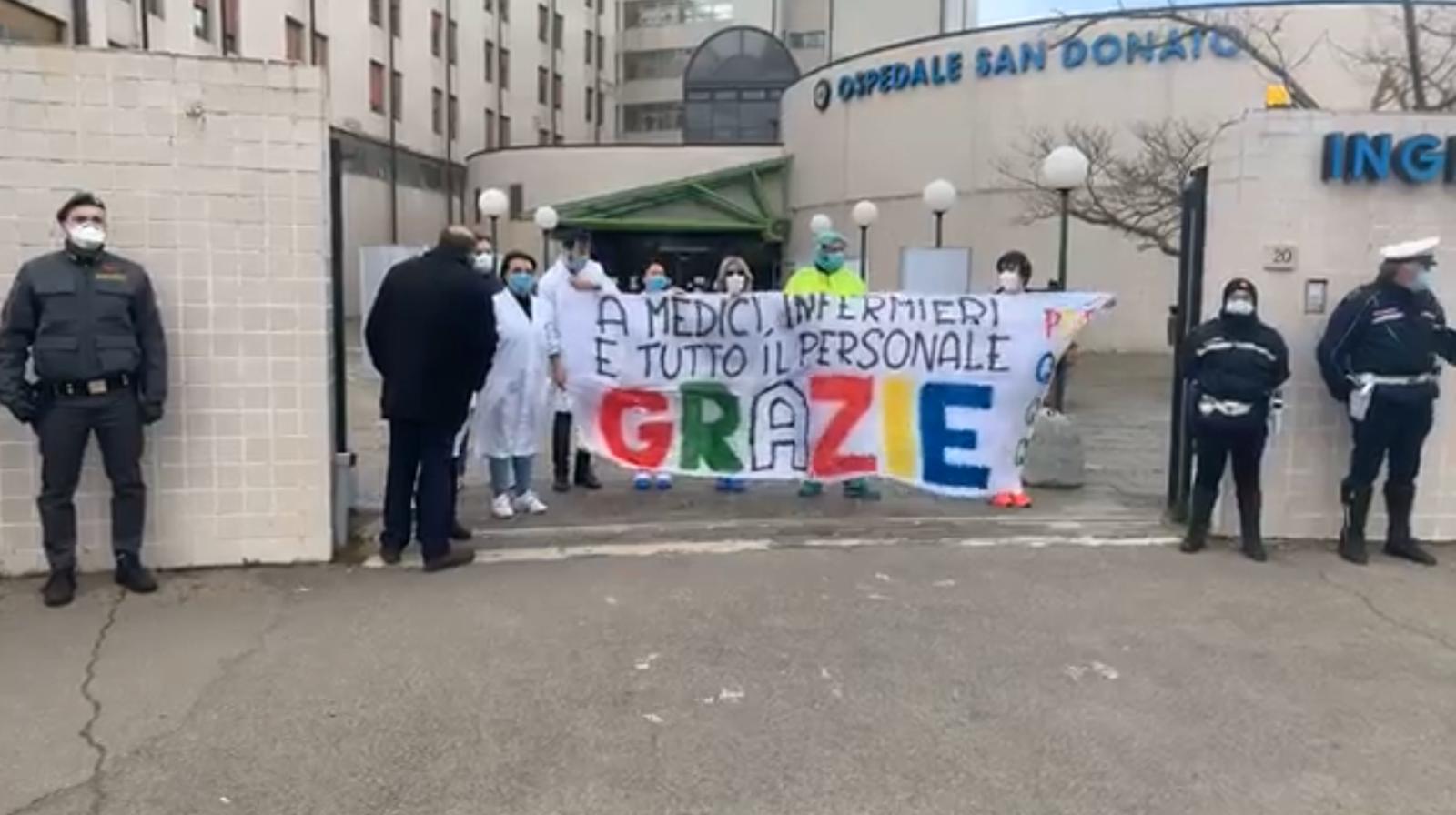 Omaggio delle forze dell’ordine ai sanitari del San Donato. “Grazie per l’impegno profuso”