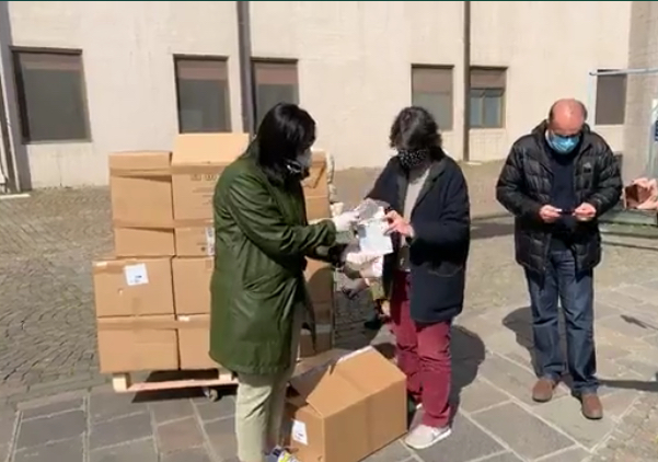 Saccardi ad Arezzo consegna mascherine. “Stiamo reclutando personale sanitario e liberando posti letto. San Donato ‘ospedale Covid’ di riferimento”