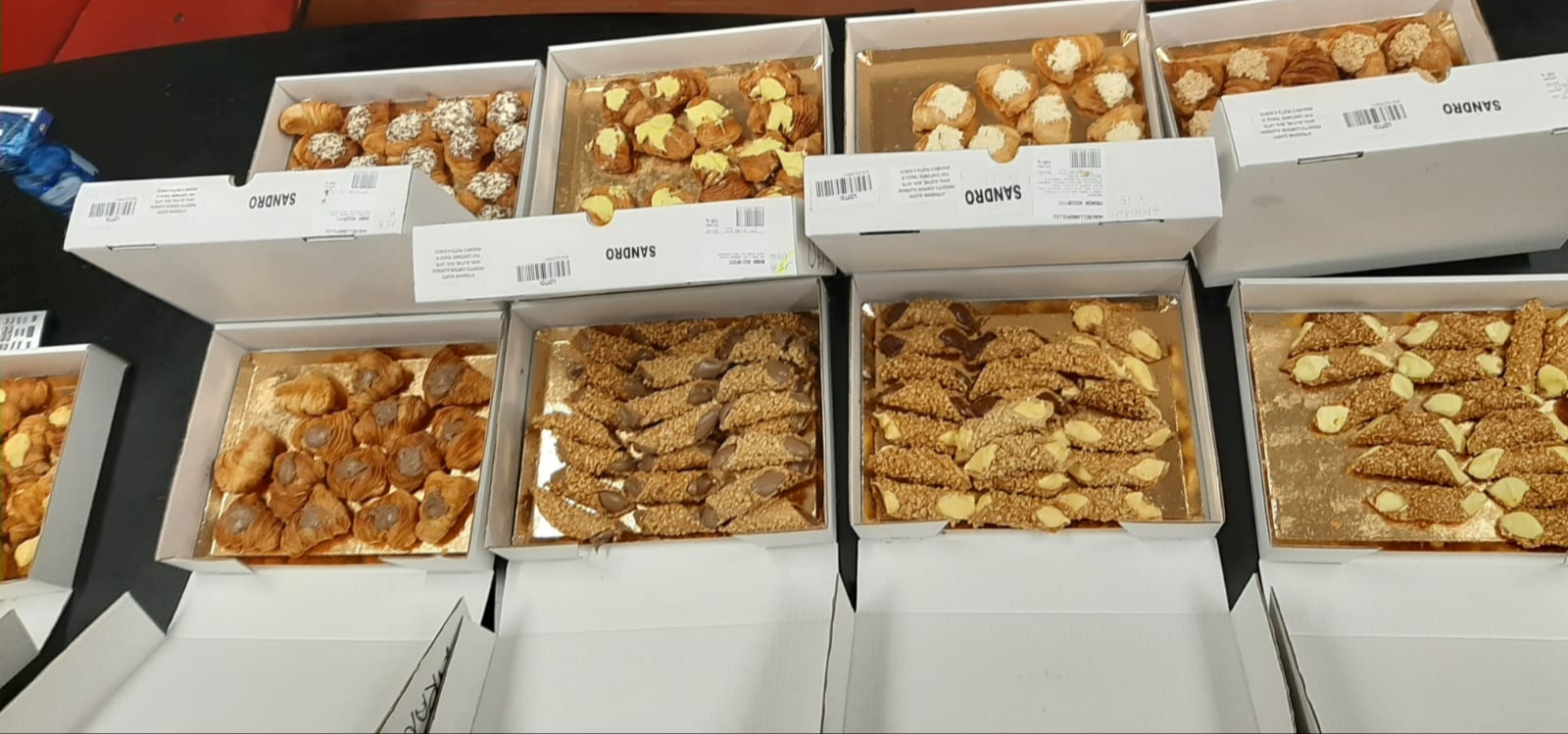 Pasticceria in dono per i volontari della Croce Bianca. “Grazie per il vostro operato”