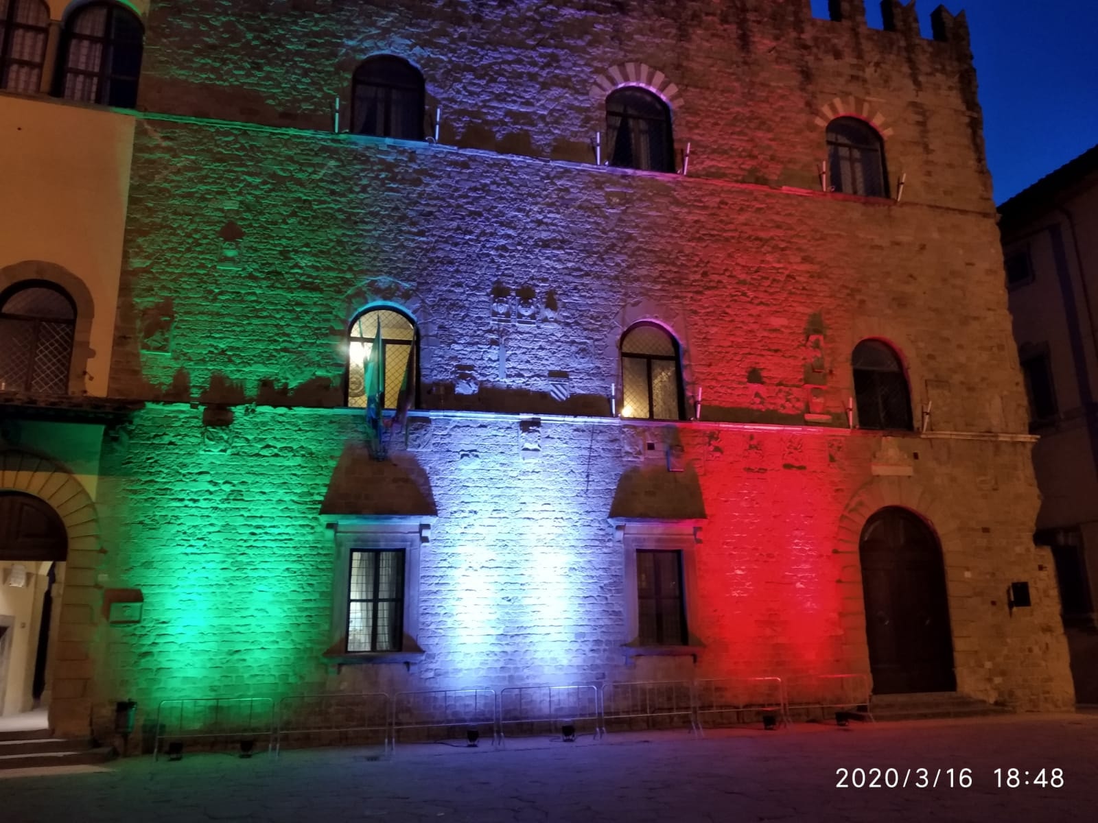 Tutti uniti contro il Coronavirus, Arezzo si illumina col tricolore