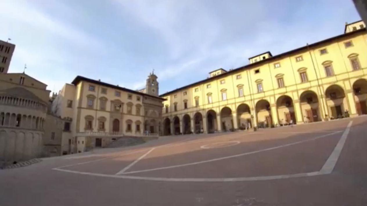 Strade vuote, portoni chiusi, saracinesche abbassate. Il sindaco in un’Arezzo deserta: “con la speranza di rivedere presto la nostra città viva”