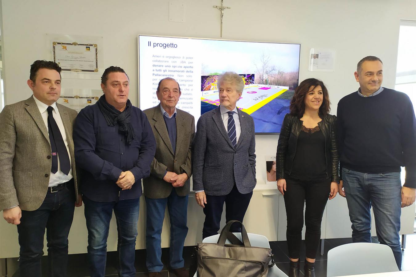 Un campo play-ground da pallacanestro dedicato a Kobe Bryant