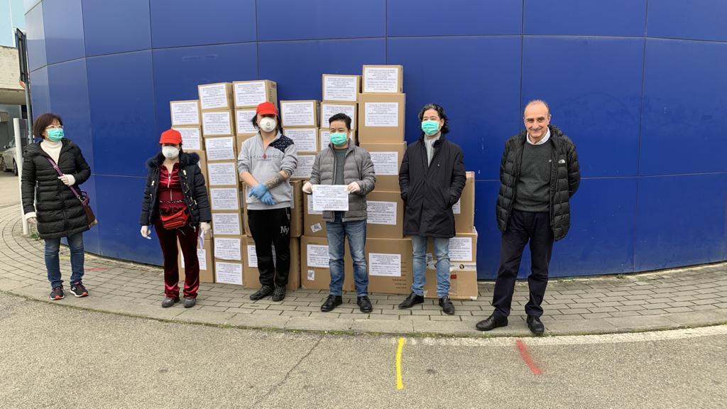 Guanti, tute e mascherine donati dalla comunità cinese di Arezzo alla Asl