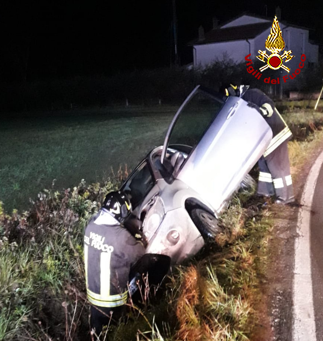 Auto fuori strada, persona estratta dall’abitacolo dai vigili del fuoco