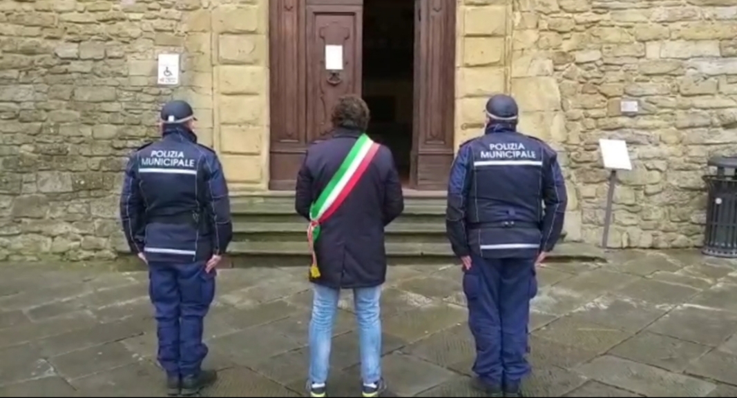 Bandiere a mezz’asta in segno di lutto, alle 12 l’Italia e Castiglion Fiorentino si sono fermati