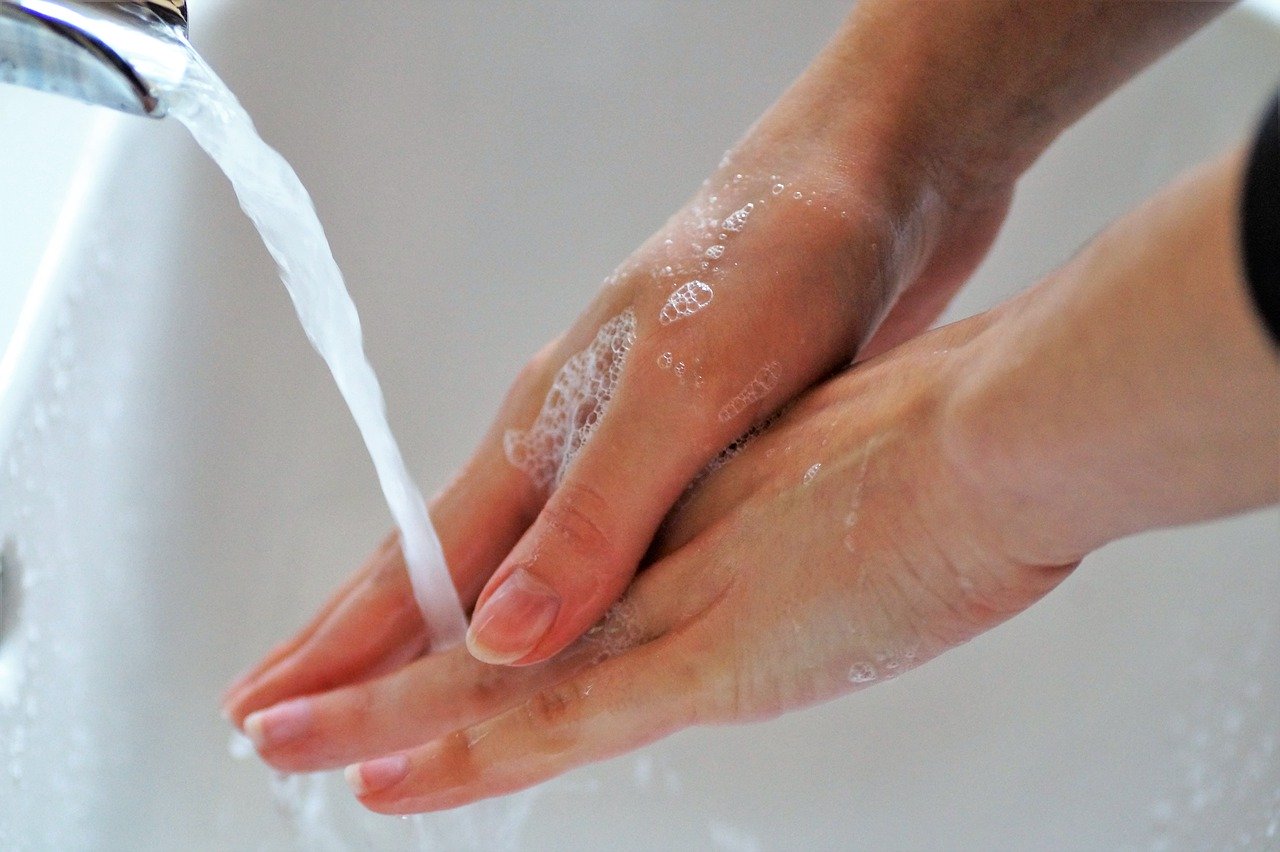 Coronavirus, la Regione raccomanda di non utilizzare i guanti. Meglio lavarsi spesso le mani