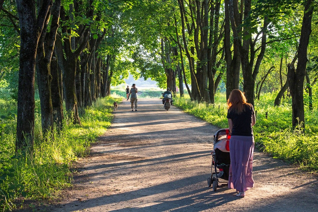 “Consentite le uscite di un genitore con figli minori, purché siano nei pressi dell’abitazione”