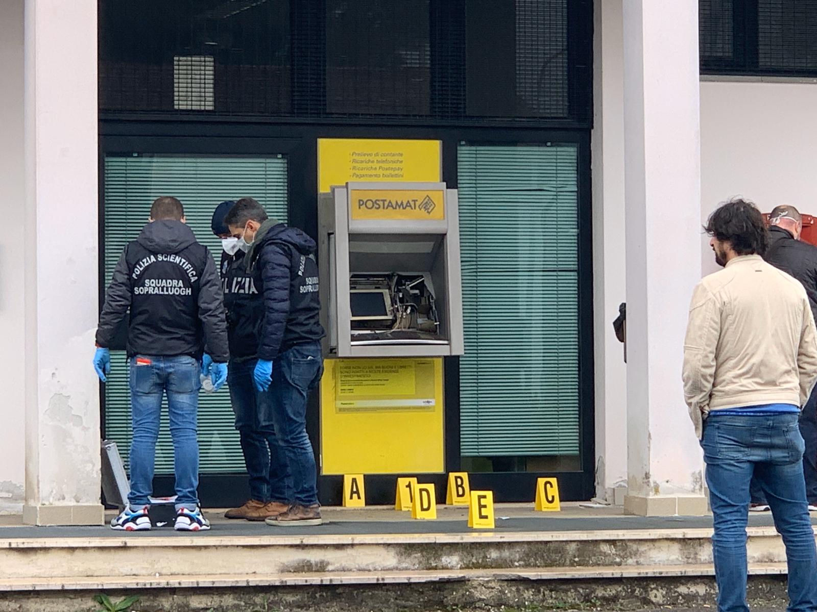 Un boato prima di mezzanotte. Malviventi fanno esplodere il bancomat delle Poste di Rigutino