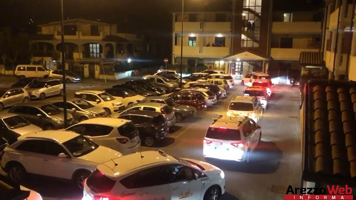 I tassisti “scaldano i cuori” degli aretini con l’inno del Saracino