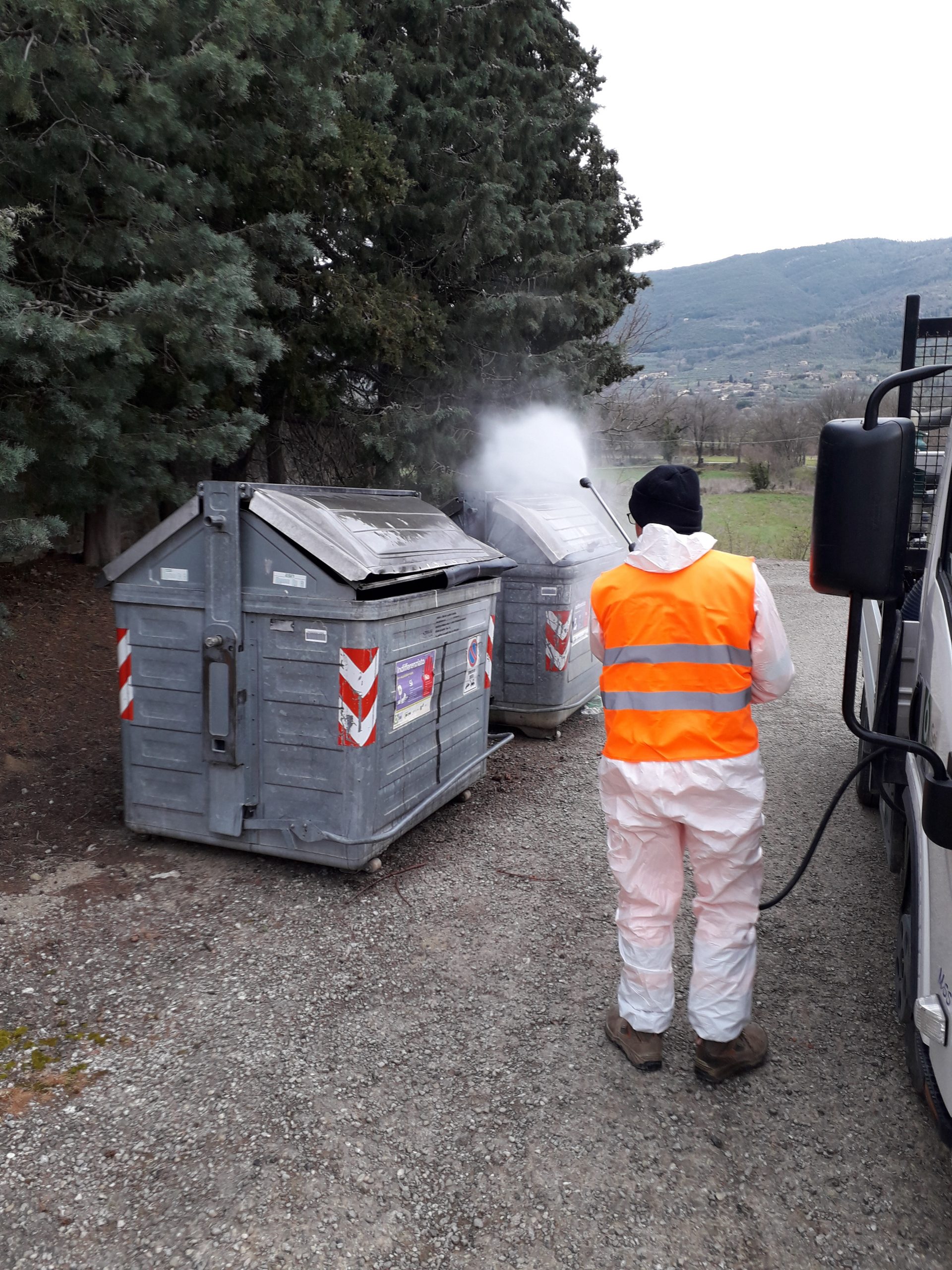 Castiglion Fiorentino, sanificazione delle strade e delle postazioni dei bidoncini e cassonetti della raccolta differenziata