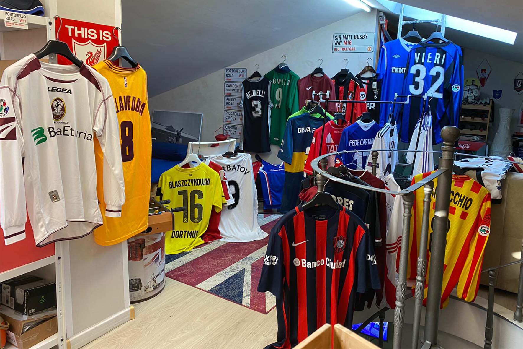 Un’asta on-line di maglie da calcio per sostenere le famiglie in difficoltà