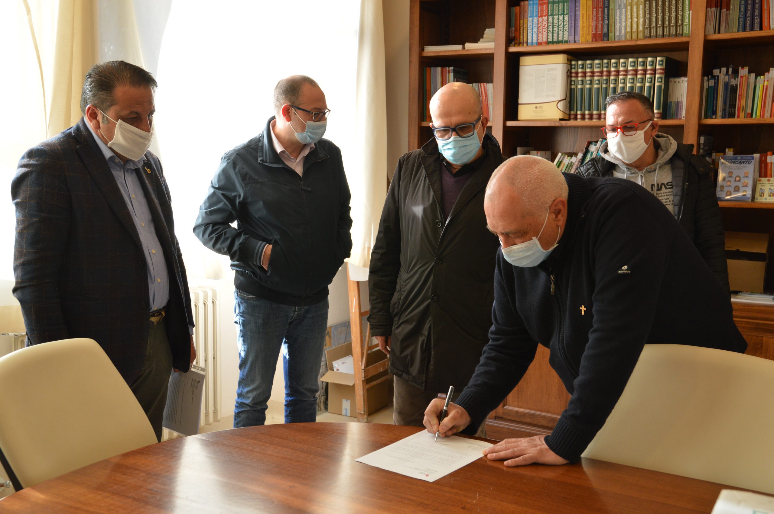 LILT Arezzo dona 120 bottiglie d’olio di oliva alla Diocesi di Arezzo Cortona e Sansepolcro