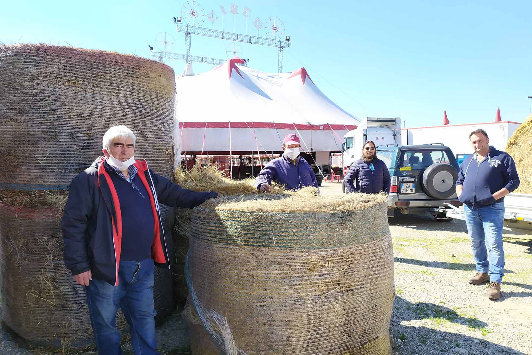 La Chianina dona dieci rotoballe al circo Rolando Orfei